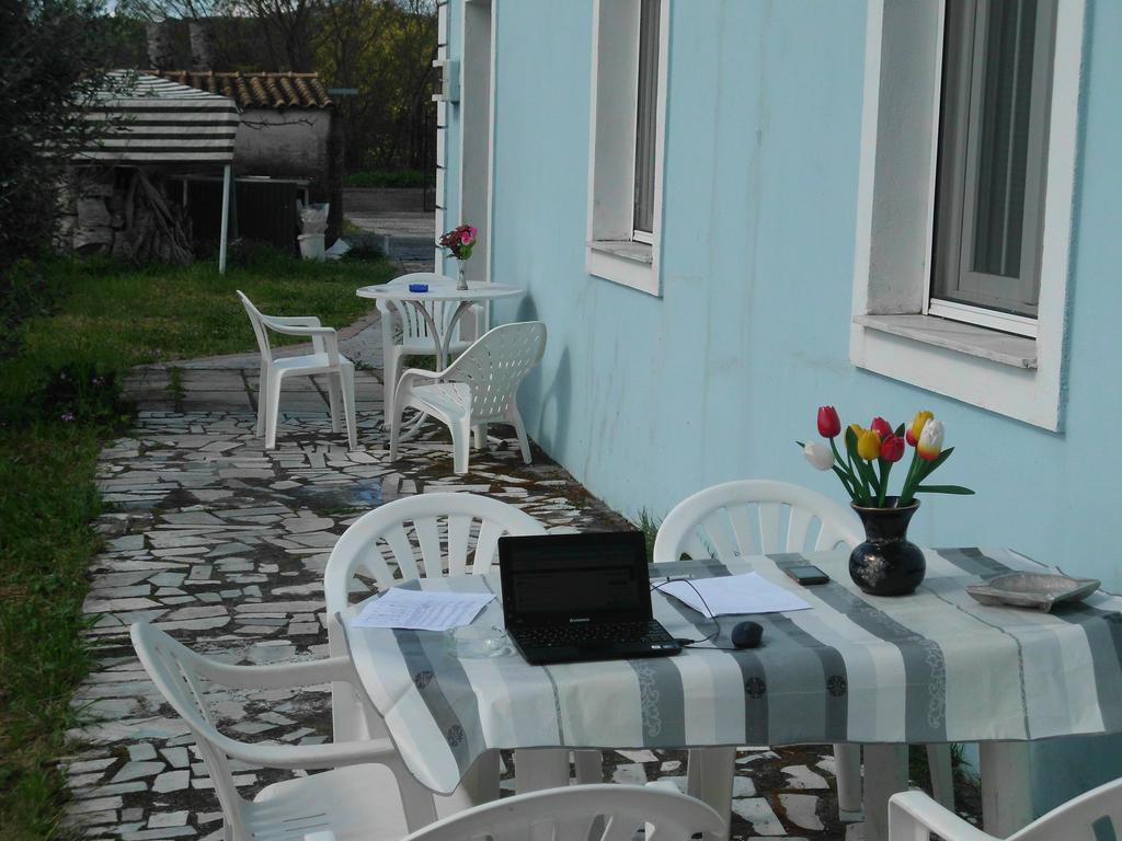 Tom'S House Apartamento Skriperon Exterior foto