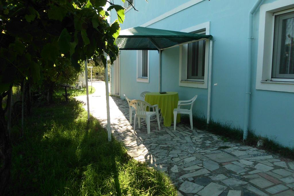Tom'S House Apartamento Skriperon Exterior foto